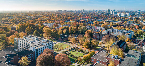 Panoramic view of the Schoen Clinik Hamburg Eilbek and surroundings in autumn