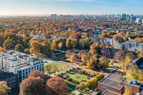 Panoramic view of the Schoen Clinik Hamburg Eilbek and surroundings in autumn