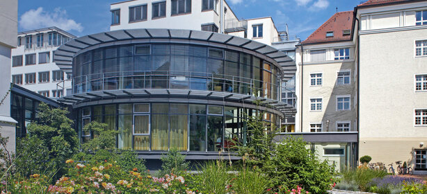 Outside view of the Schoen Clinic München Schwabing with its modern facade