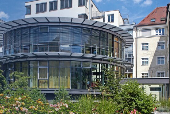 Outside view of the Schoen Clinic München Schwabing with its modern facade