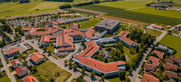 Aerial view of Schoen Clinic Vogtareuth with its extensive grounds and green surroundings