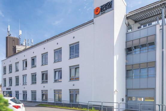 Outside view of the Schoen Clinic Lorsch on a sunny day