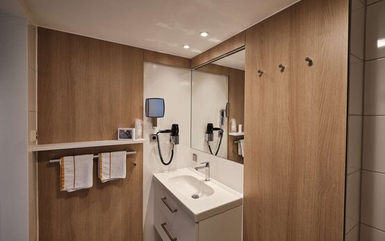 Badezimmer mit Waschbecken und Holzdekor