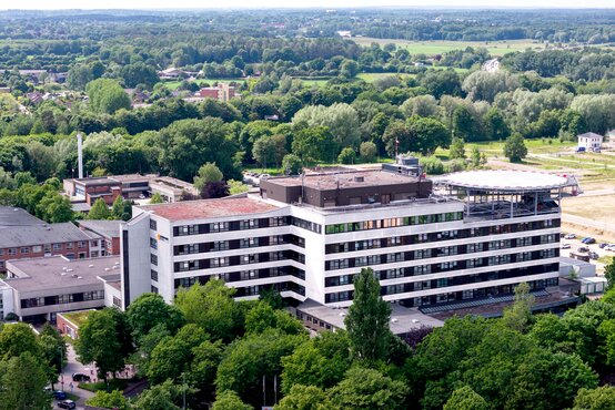 Luftaufnahme der Schön Klinik Rendsburg in grüner Umgebung