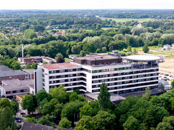 Luftaufnahme der Schön Klinik Rendsburg in grüner Umgebung